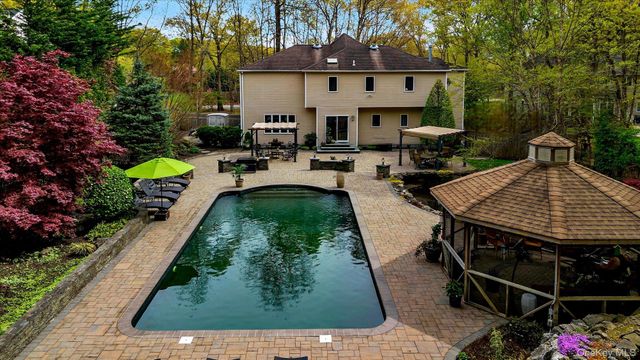 263 Old Commack Road, Kings Park, NY 11754