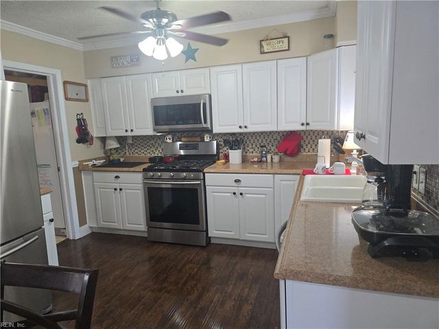 6 Montclare PL, Newport News, VA 23606