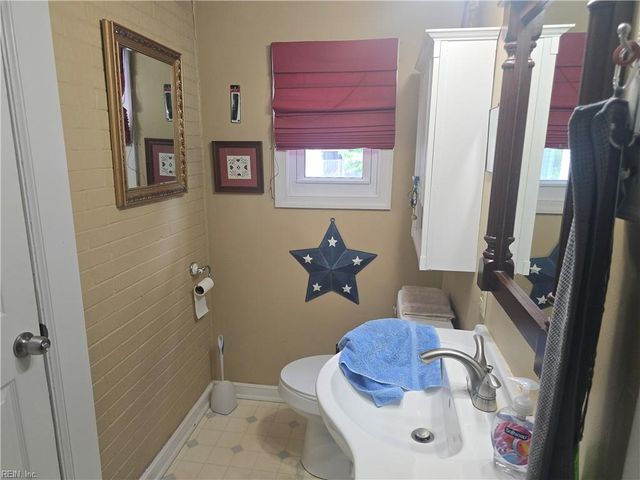 6 Montclare PL, Newport News, VA 23606