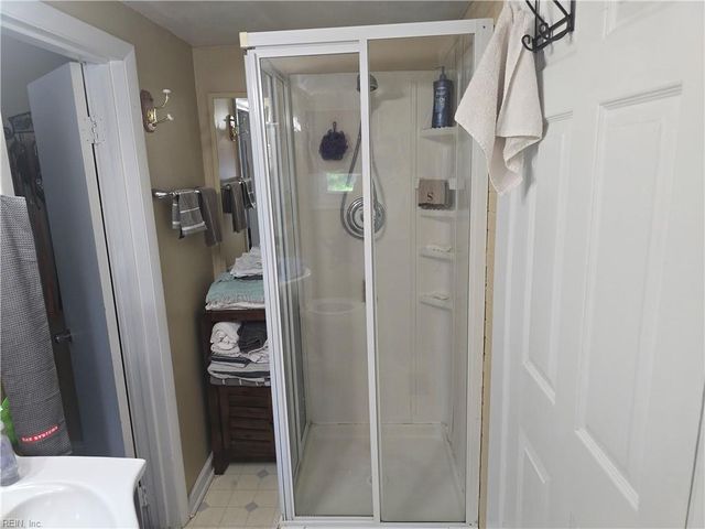 6 Montclare PL, Newport News, VA 23606