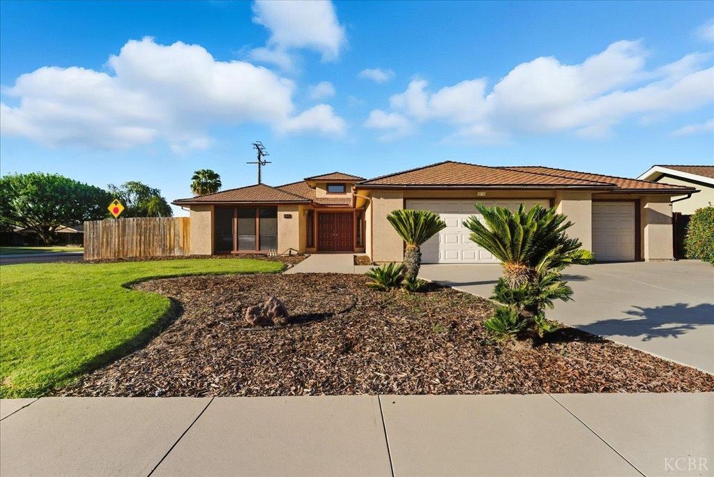 216 Palm Court, Hanford, CA 93230