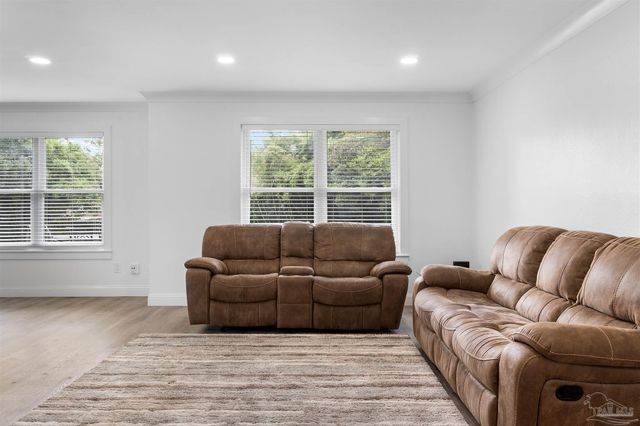 10289 Sugar Creek Dr, Pensacola, FL 32514