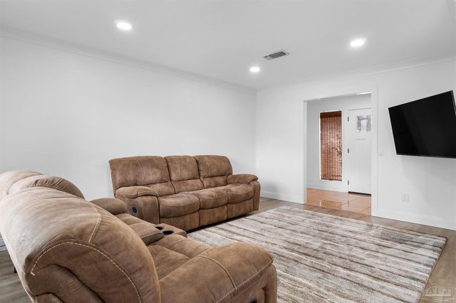 10289 Sugar Creek Dr, Pensacola, FL 32514