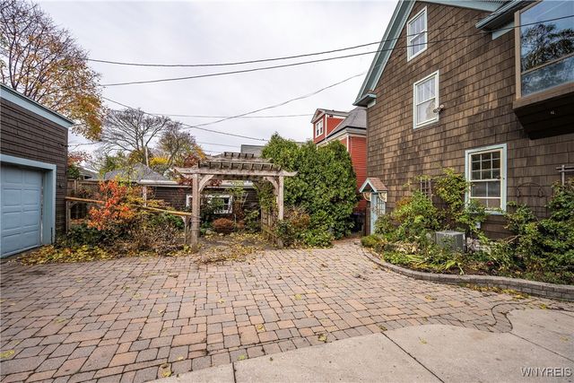 825 Auburn Avenue, Buffalo, NY 14222