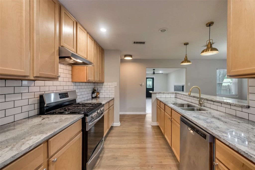 2711 Avon Street, Dallas, TX 75211