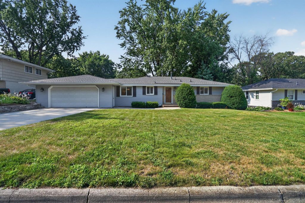 2009 W 83rd Street, Bloomington, MN 55431