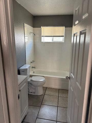 2025 E White Avenue, Fresno, CA 93701