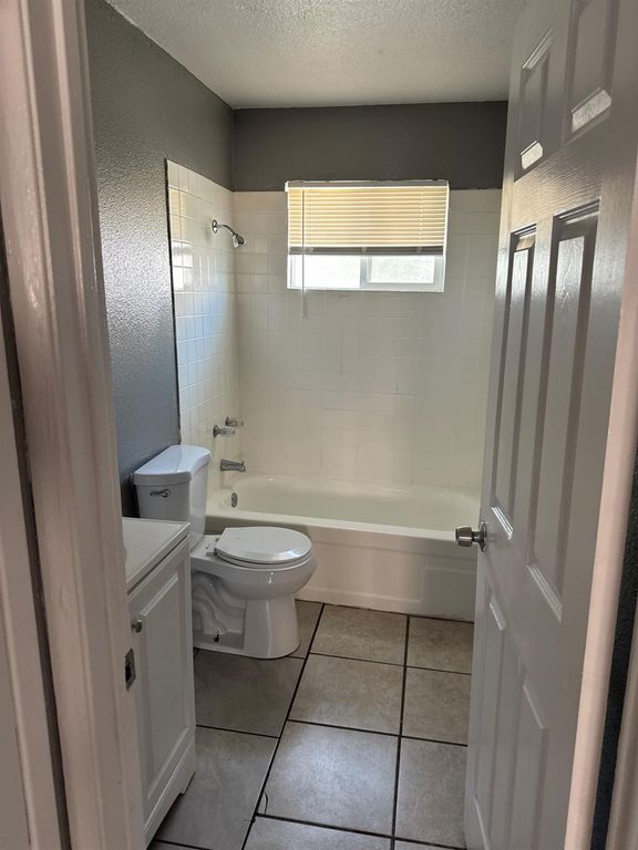 Image 14 of property listing at 2025 E White Avenue, Fresno, CA 93701