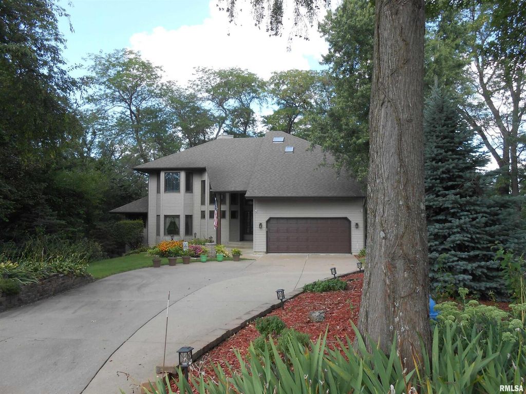 6218 114TH Street, Blue Grass, IA 52726