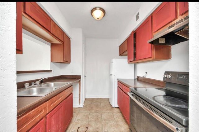 8100 Creekbend Drive 104, Houston, TX 77071