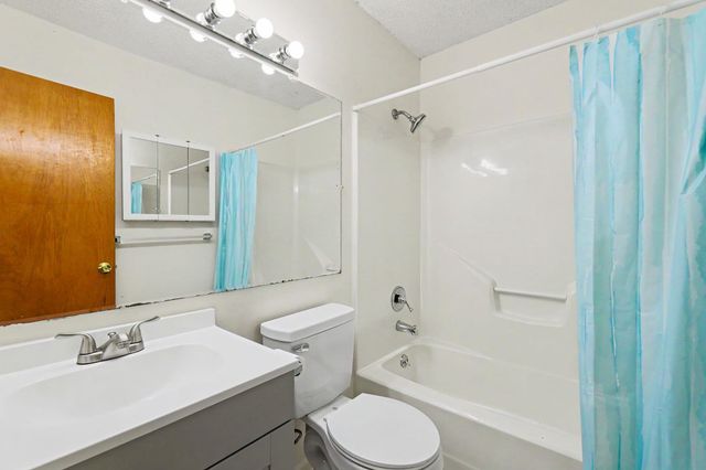 2200 E 53rd, Wichita, KS 67216