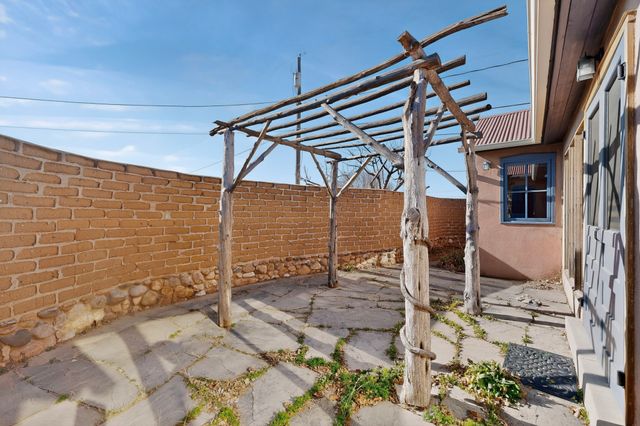 1698 Agua Fria, Santa Fe, NM 87505