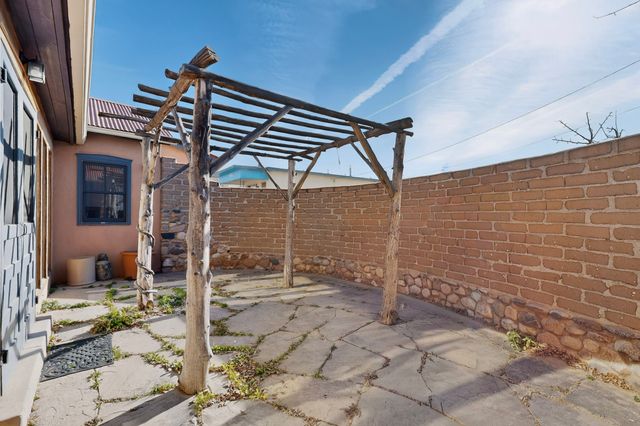 1698 Agua Fria, Santa Fe, NM 87505