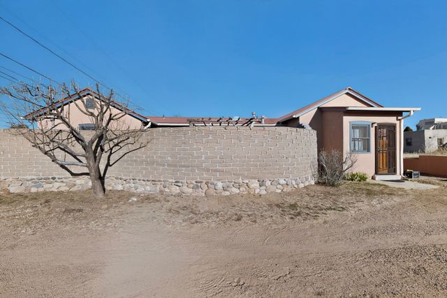 1698 Agua Fria, Santa Fe, NM 87505