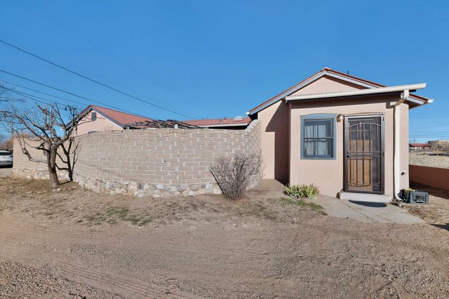 1698 Agua Fria, Santa Fe, NM 87505