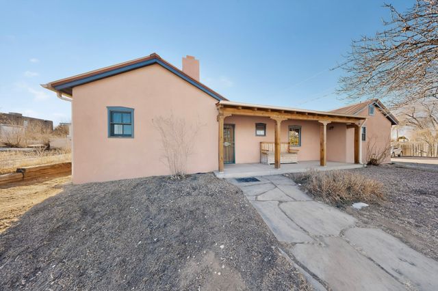 1698 Agua Fria, Santa Fe, NM 87505
