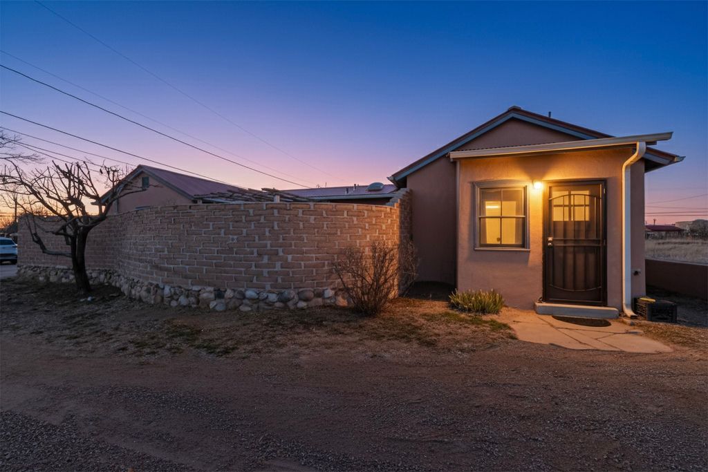 1698 Agua Fria, Santa Fe, NM 87505