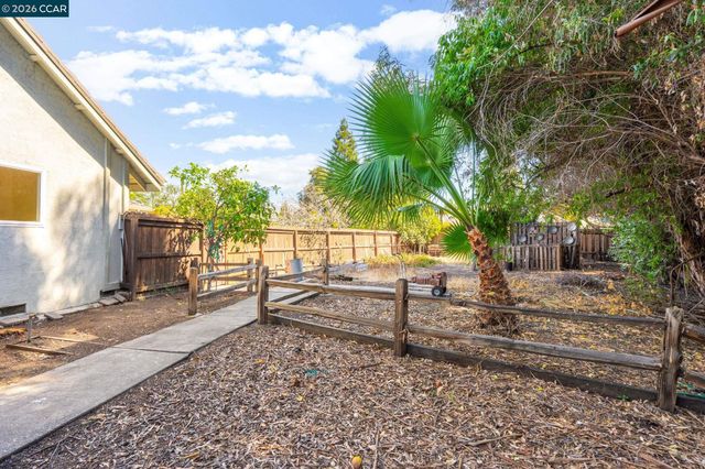 907 Lyon Ct, Concord, CA 94518