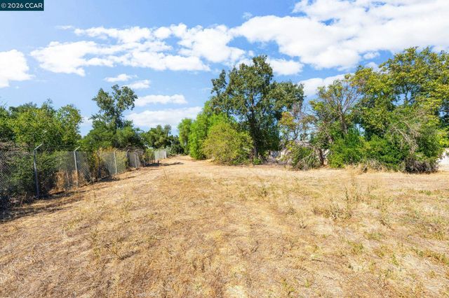 907 Lyon Ct, Concord, CA 94518