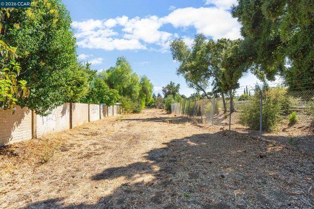 907 Lyon Ct, Concord, CA 94518