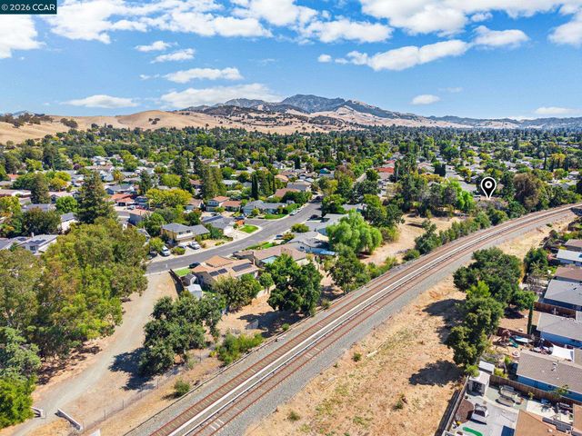 907 Lyon Ct, Concord, CA 94518