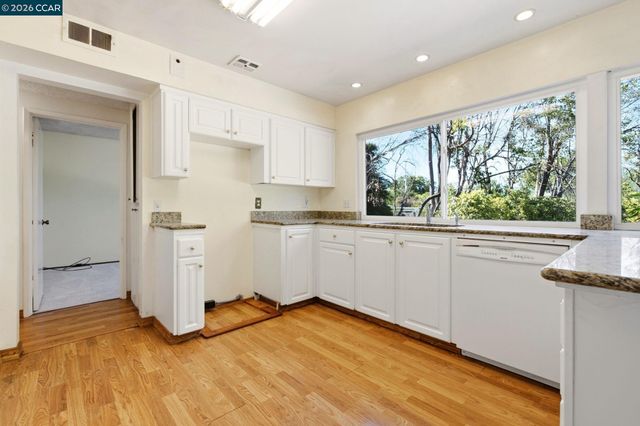 907 Lyon Ct, Concord, CA 94518