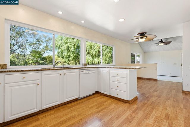 907 Lyon Ct, Concord, CA 94518