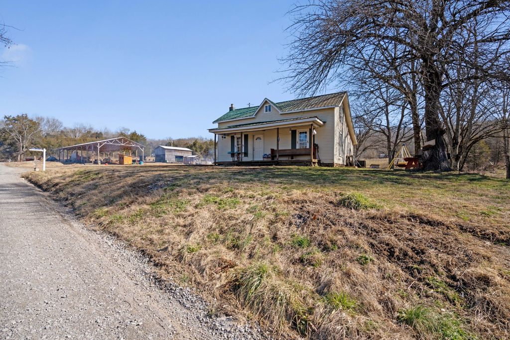 448 Holder Branch Ln, Hartsville, TN 37074