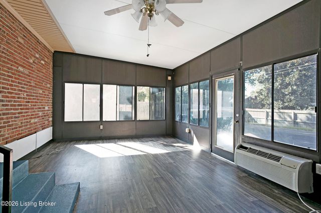 1906 Herr Ln, Louisville, KY 40222