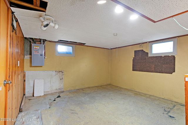 1906 Herr Ln, Louisville, KY 40222