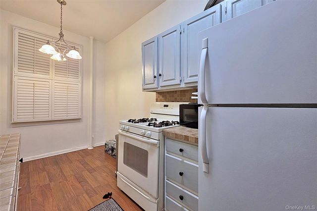 4 Maple Drive 1D, Great Neck, NY 11021