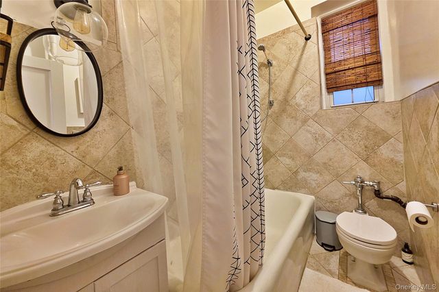 4 Maple Drive 1D, Great Neck, NY 11021