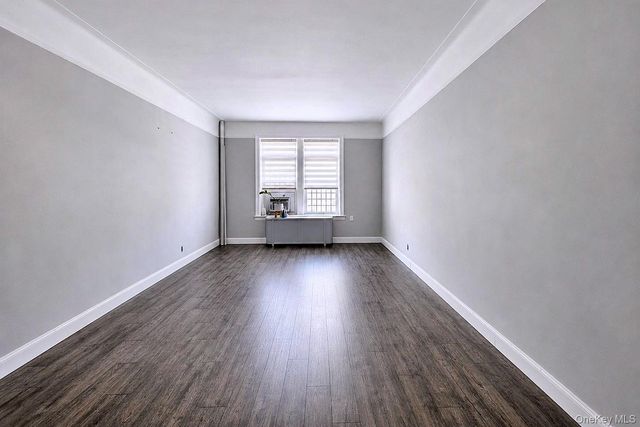 4 Maple Drive 1D, Great Neck, NY 11021