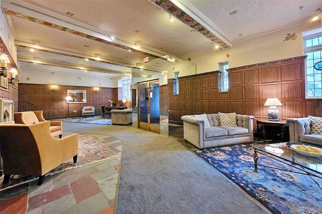 4 Maple Drive 1D, Great Neck, NY 11021