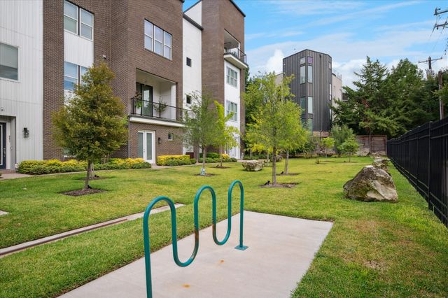 381 E Greenbriar 1402, Dallas, TX 75203