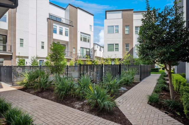 381 E Greenbriar 1402, Dallas, TX 75203