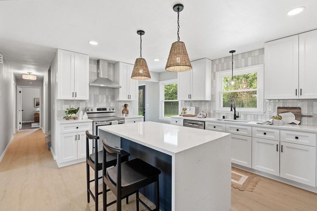 7526 W County Line ROAD, Mequon, WI 53092