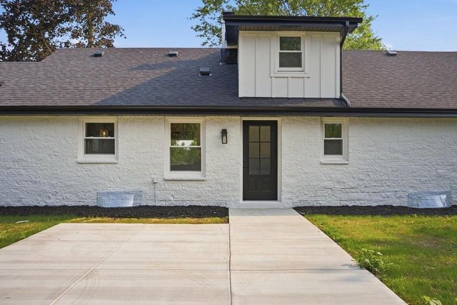 7526 W County Line ROAD, Mequon, WI 53092