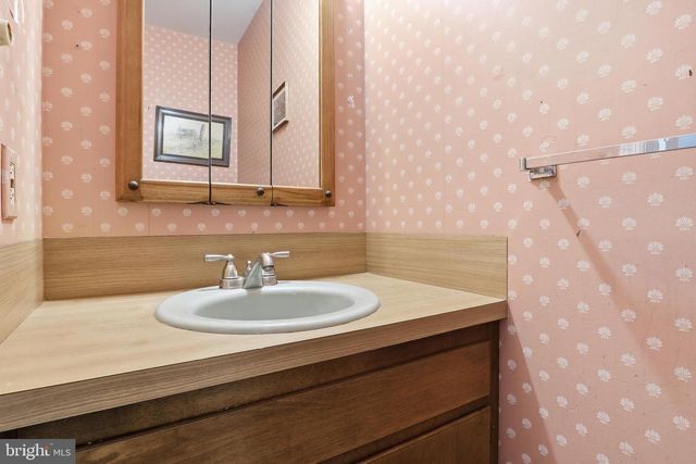 647 CANDLEWYCK RD, Lancaster, PA 17601