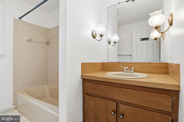 647 CANDLEWYCK RD, Lancaster, PA 17601