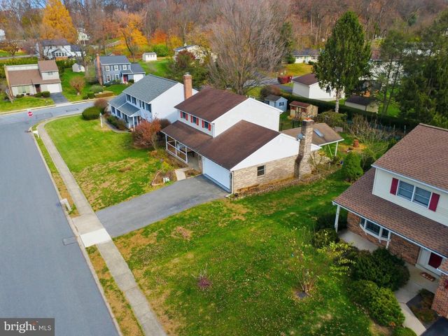 647 CANDLEWYCK RD, Lancaster, PA 17601