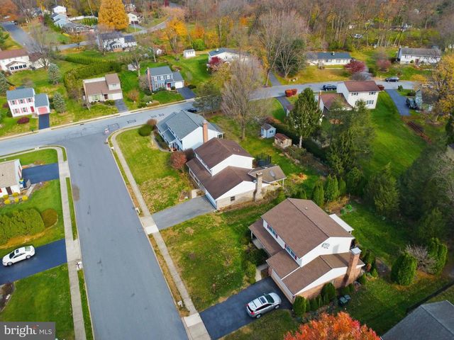 647 CANDLEWYCK RD, Lancaster, PA 17601
