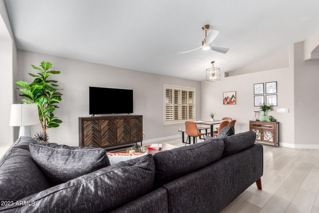 8820 W KINGS Avenue, Peoria, AZ 85382