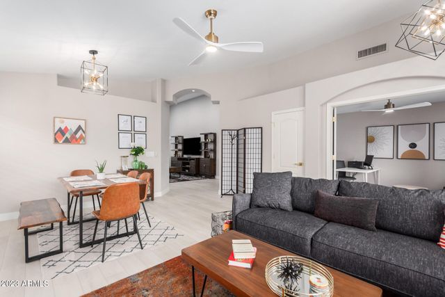 8820 W KINGS Avenue, Peoria, AZ 85382