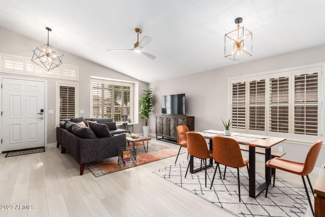 8820 W KINGS Avenue, Peoria, AZ 85382