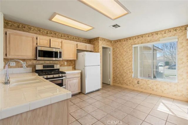 6157 W Avenue J4, Lancaster, CA 93536