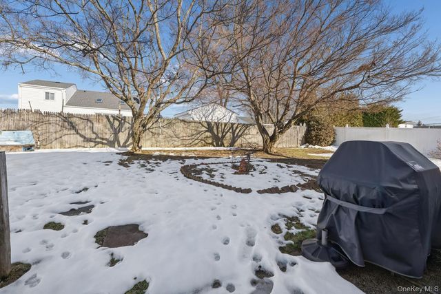 253 W 20th Street, Deer Park, NY 11729