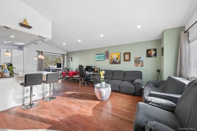 253 W 20th Street, Deer Park, NY 11729