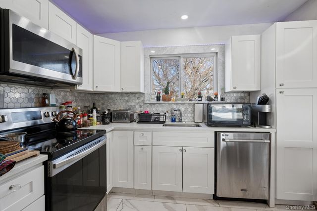 253 W 20th Street, Deer Park, NY 11729