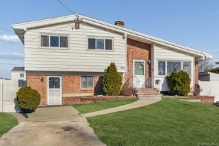253 W 20th Street, Deer Park, NY 11729